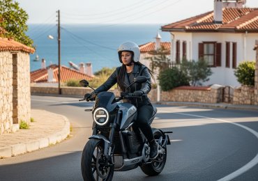 Elektrikli Motosikletler Alaçatı Yollarında: Sessiz Devrim Başlıyor! 